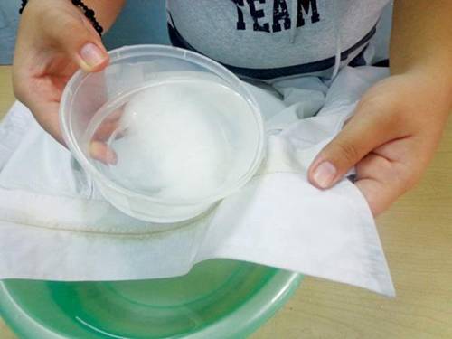 Tống tiễn” vết ố vàng trên cổ áo nhanh gấp 3 xà phòng với thứ nhà nào cũng sẵn-2