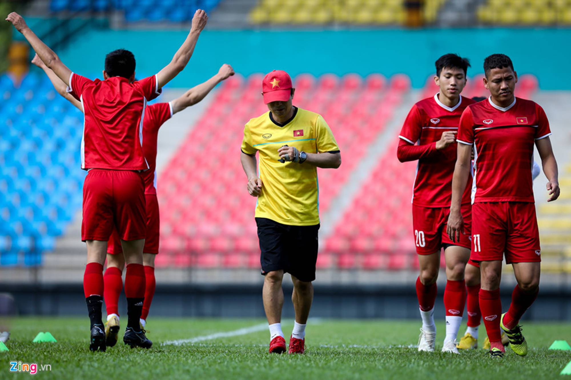 CĐV Malaysia ghi hình lén buổi tập của tuyển Việt Nam-1