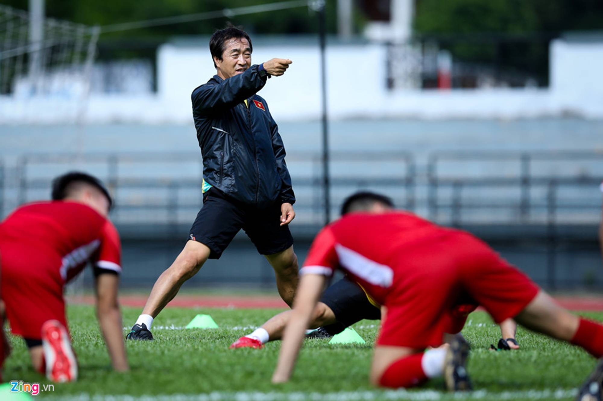 CĐV Malaysia ghi hình lén buổi tập của tuyển Việt Nam-2