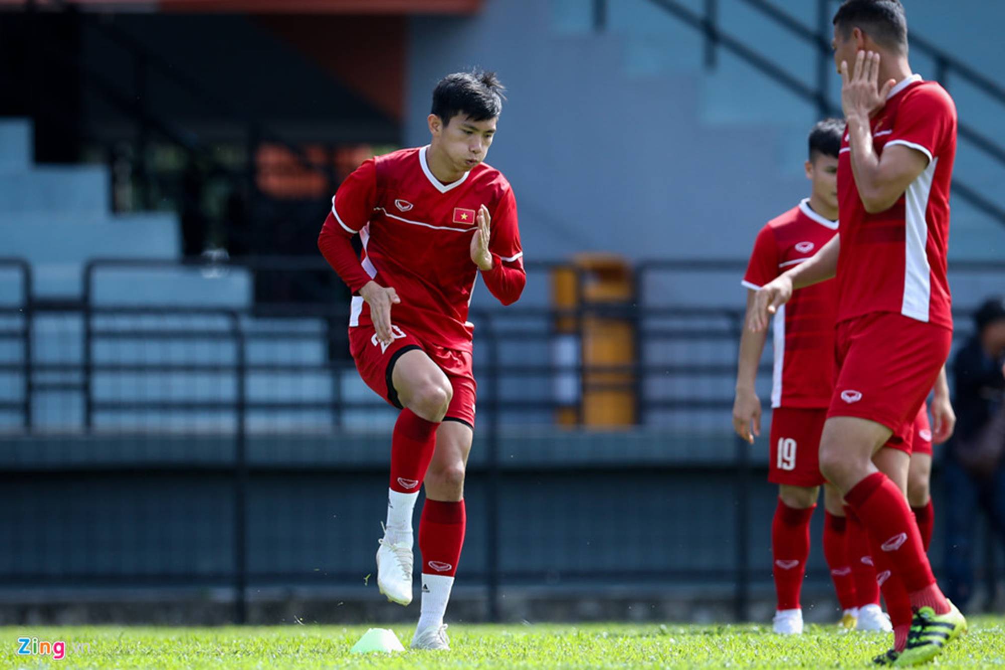 CĐV Malaysia ghi hình lén buổi tập của tuyển Việt Nam-7