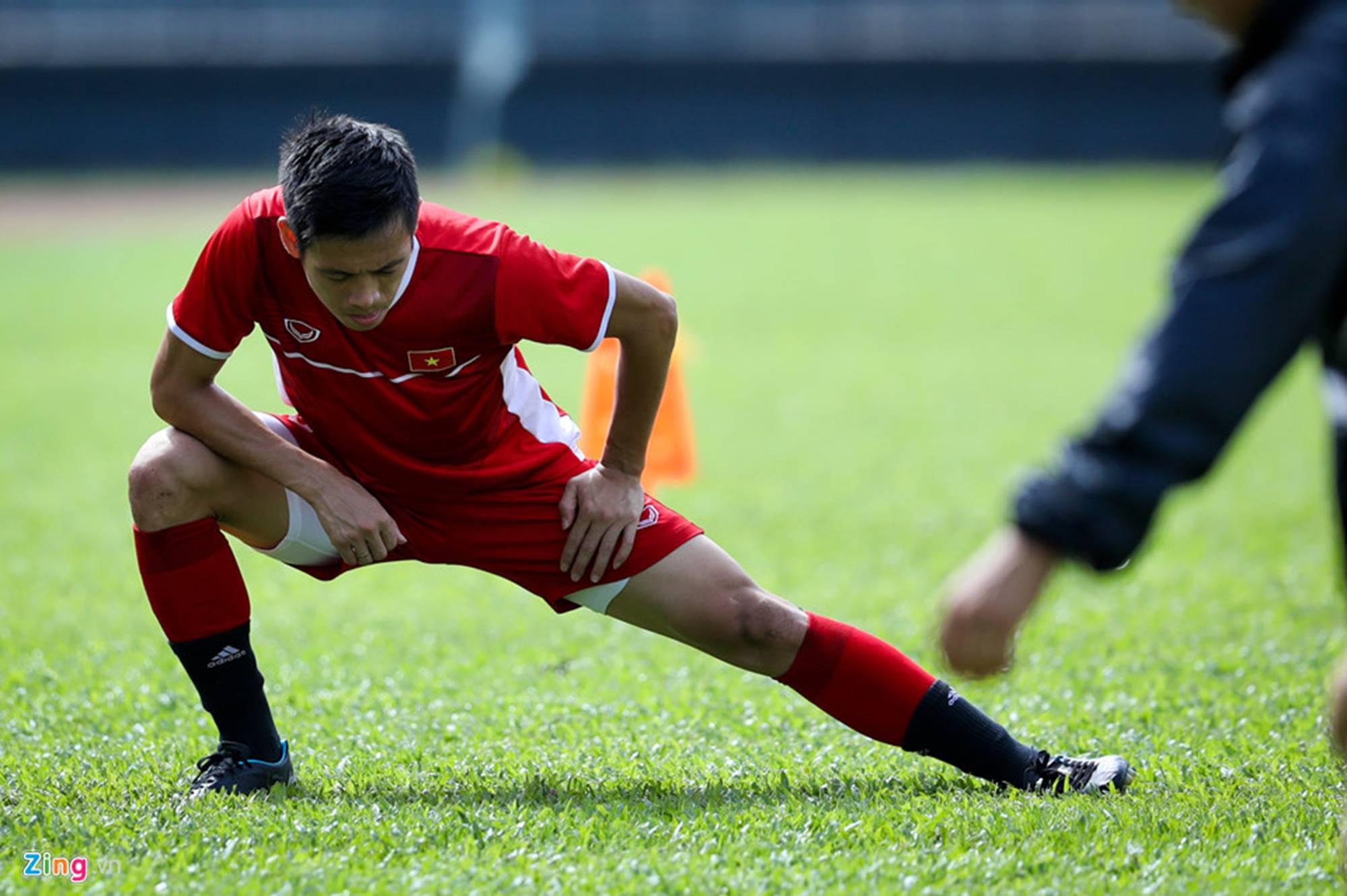 CĐV Malaysia ghi hình lén buổi tập của tuyển Việt Nam-8