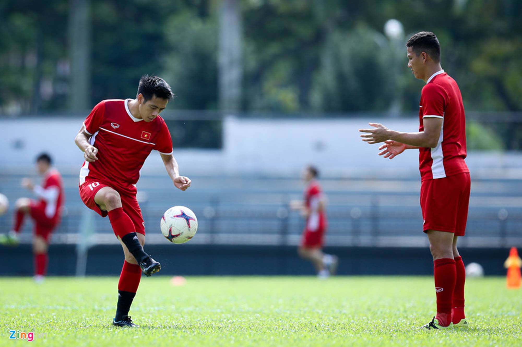 CĐV Malaysia ghi hình lén buổi tập của tuyển Việt Nam-9