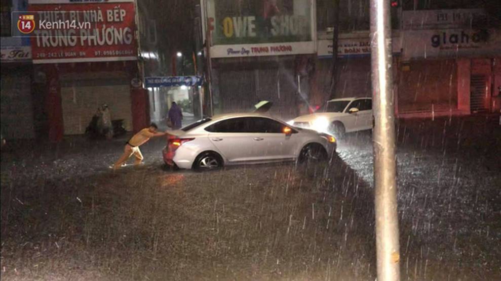 Hình ảnh đẹp ở Đà Nẵng: Giữa trận mưa lớn, chiến sỹ CSGT hì hục đẩy xe chết máy giúp người dân-1