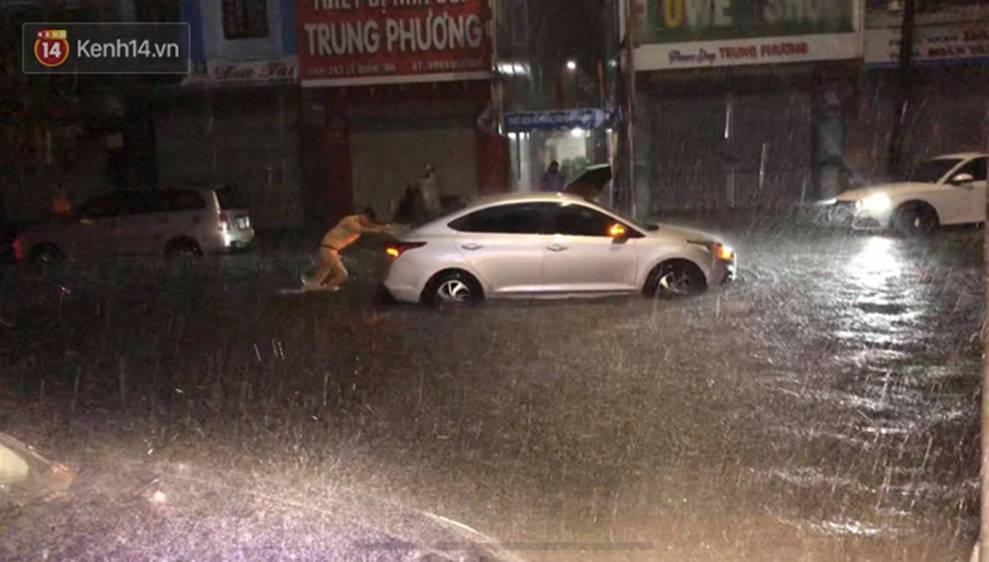 Hình ảnh đẹp ở Đà Nẵng: Giữa trận mưa lớn, chiến sỹ CSGT hì hục đẩy xe chết máy giúp người dân-2