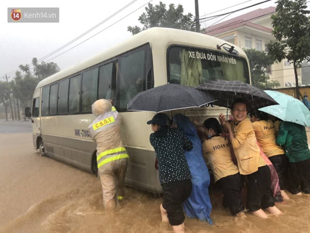 Hình ảnh đẹp ở Đà Nẵng: Giữa trận mưa lớn, chiến sỹ CSGT hì hục đẩy xe chết máy giúp người dân-3