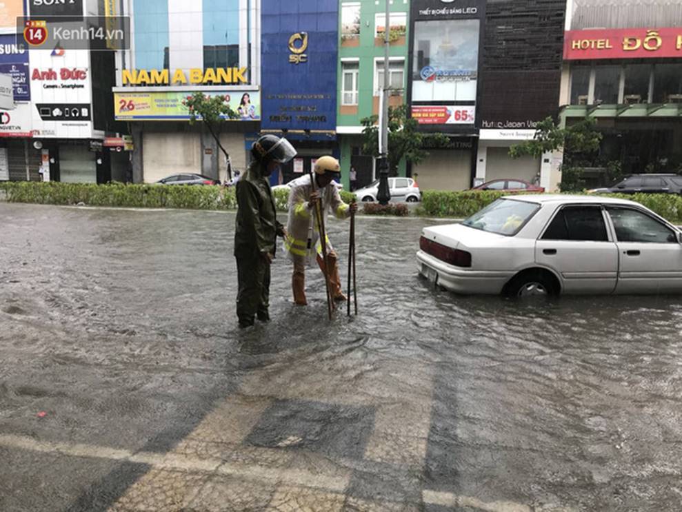 Hình ảnh đẹp ở Đà Nẵng: Giữa trận mưa lớn, chiến sỹ CSGT hì hục đẩy xe chết máy giúp người dân-4