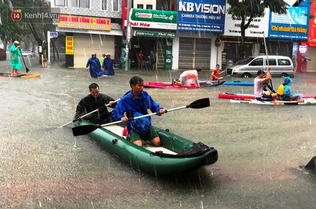 Hình ảnh chưa từng có ở Đà Nẵng: Xuồng bơi trên phố, người dân quăng lưới bắt cá giữa biển nước mênh mông-4