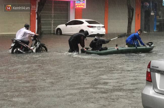 Hình ảnh chưa từng có ở Đà Nẵng: Xuồng bơi trên phố, người dân quăng lưới bắt cá giữa biển nước mênh mông-5