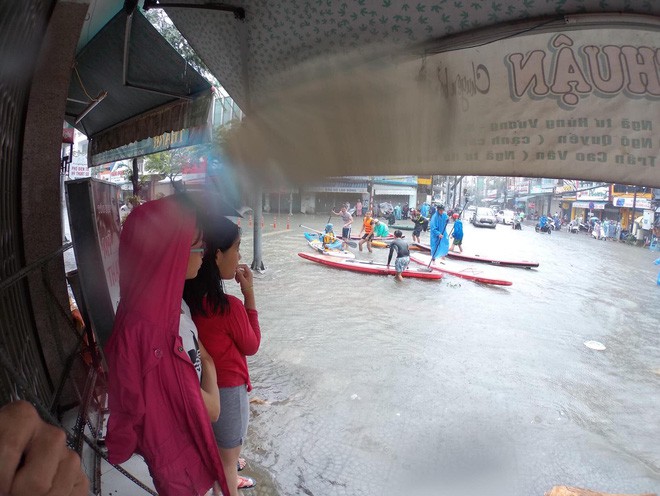 Hình ảnh chưa từng có ở Đà Nẵng: Xuồng bơi trên phố, người dân quăng lưới bắt cá giữa biển nước mênh mông-9