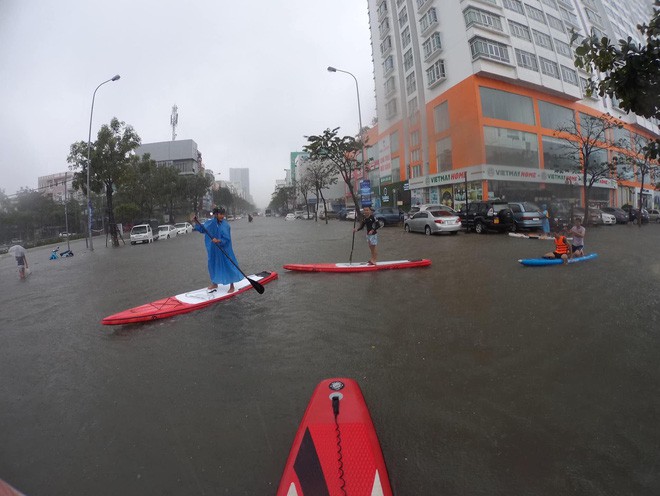 Hình ảnh chưa từng có ở Đà Nẵng: Xuồng bơi trên phố, người dân quăng lưới bắt cá giữa biển nước mênh mông-10