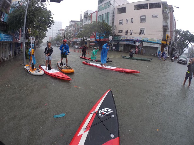 Hình ảnh chưa từng có ở Đà Nẵng: Xuồng bơi trên phố, người dân quăng lưới bắt cá giữa biển nước mênh mông-11