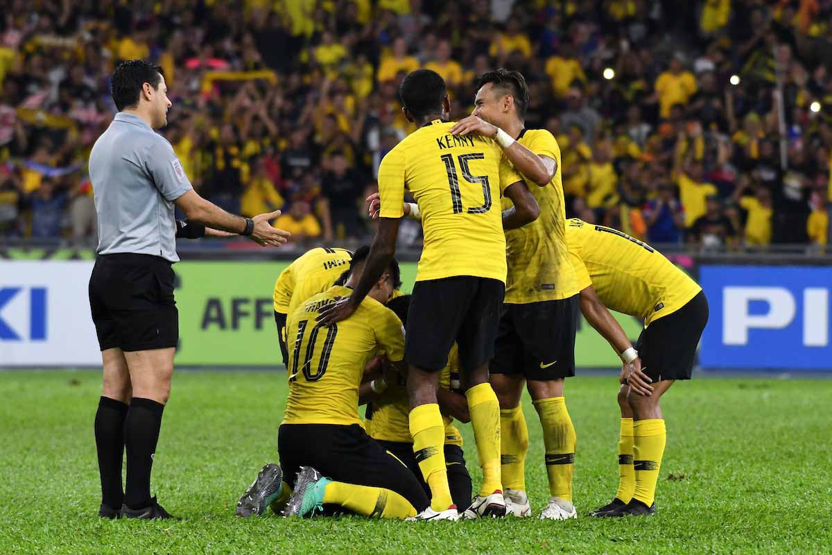 Info trọng tài bắt trận chung kết AFF Cup: Từng mang vận may cho Malaysia, có phản ứng cực gắt khi bị chỉ trích-3