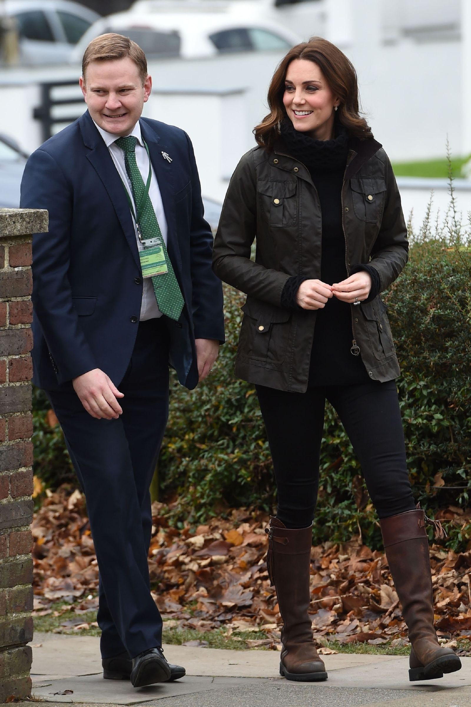 Giữa tin đồn chị em dâu bất hòa, Công nương Kate lần đầu tiên diện kiểu quần này và nó chính là item ruột” của Meghan Markle-3