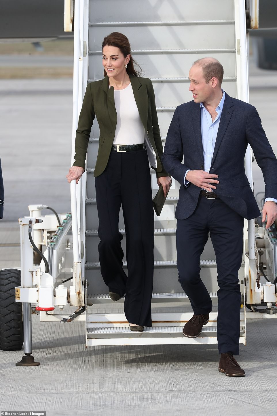 Giữa tin đồn chị em dâu bất hòa, Công nương Kate lần đầu tiên diện kiểu quần này và nó chính là item ruột” của Meghan Markle-5