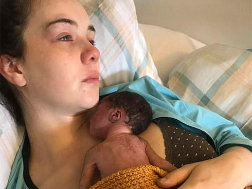 Cho cả 2 con sinh đôi đi làm cùng nhưng lại quên, 8 tiếng sau ông bố phải ôm mặt ân hận suốt đời vì lỗi lầm đáng trách của mình-4