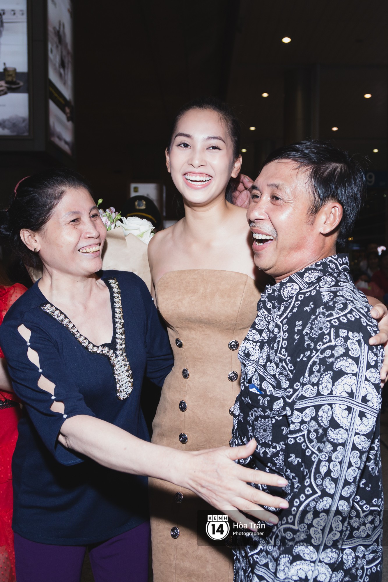 Đỗ Mỹ Linh, Phương Nga và người hâm mộ đón Tiểu Vy trở về từ Miss World-16