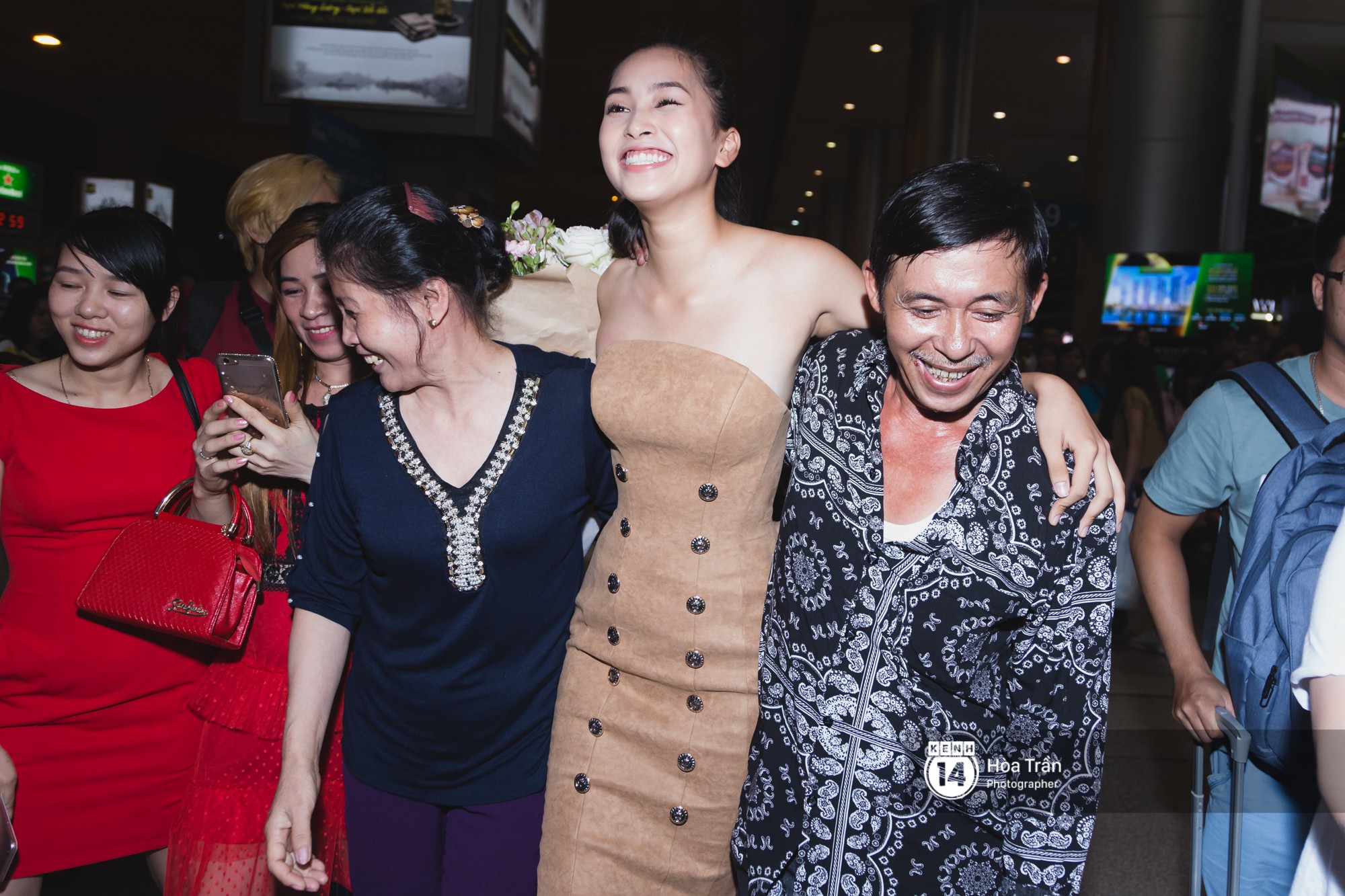 Đỗ Mỹ Linh, Phương Nga và người hâm mộ đón Tiểu Vy trở về từ Miss World-15