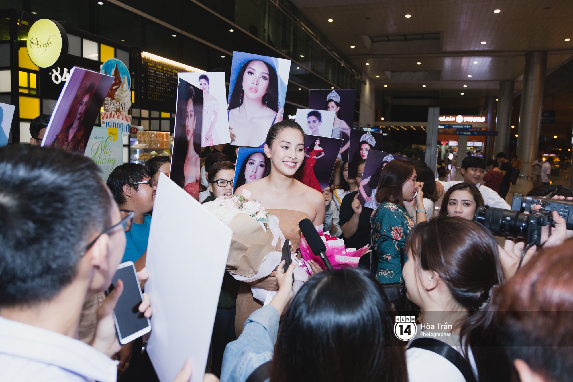 Đỗ Mỹ Linh, Phương Nga và người hâm mộ đón Tiểu Vy trở về từ Miss World-10