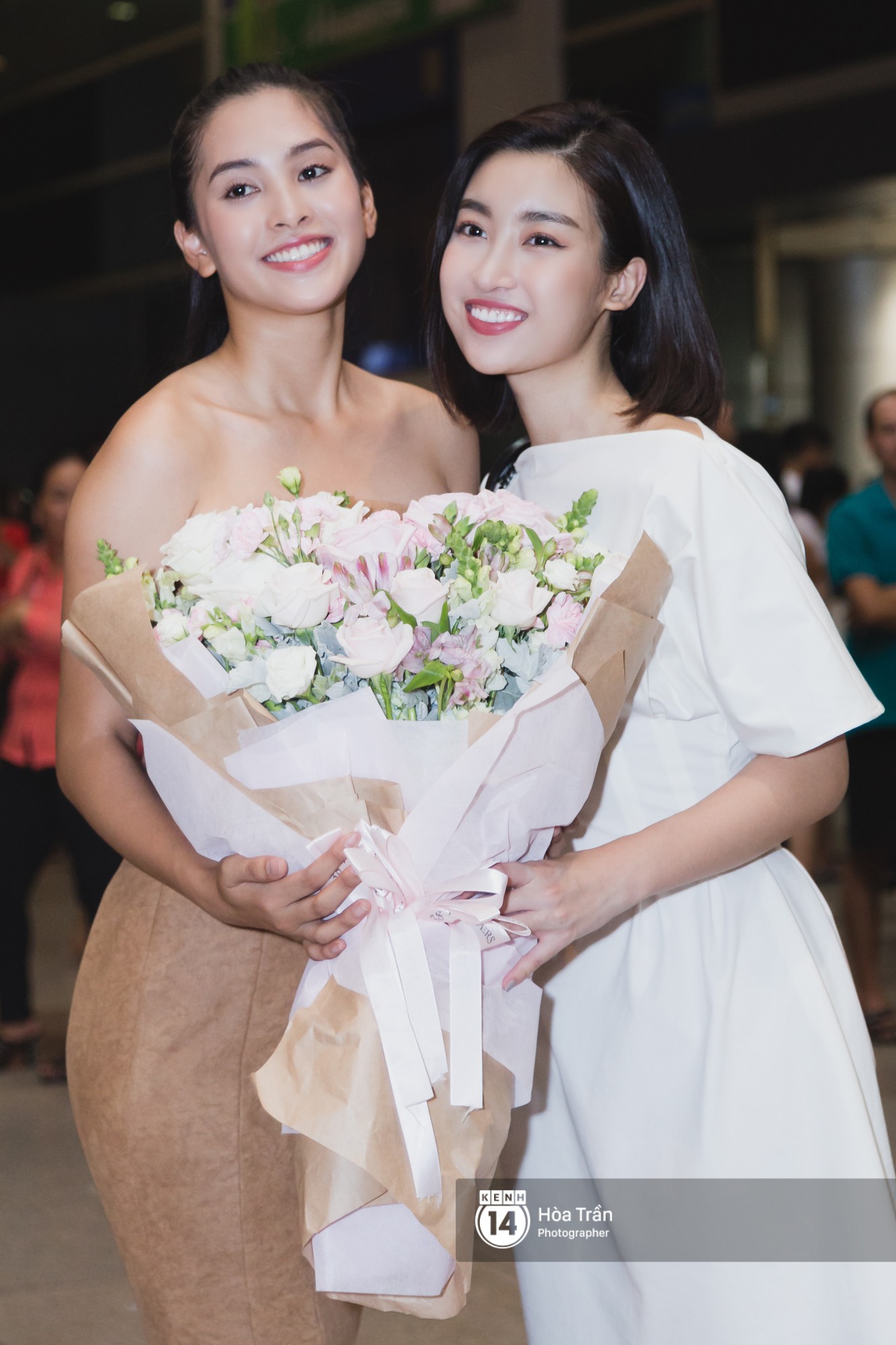 Đỗ Mỹ Linh, Phương Nga và người hâm mộ đón Tiểu Vy trở về từ Miss World-5