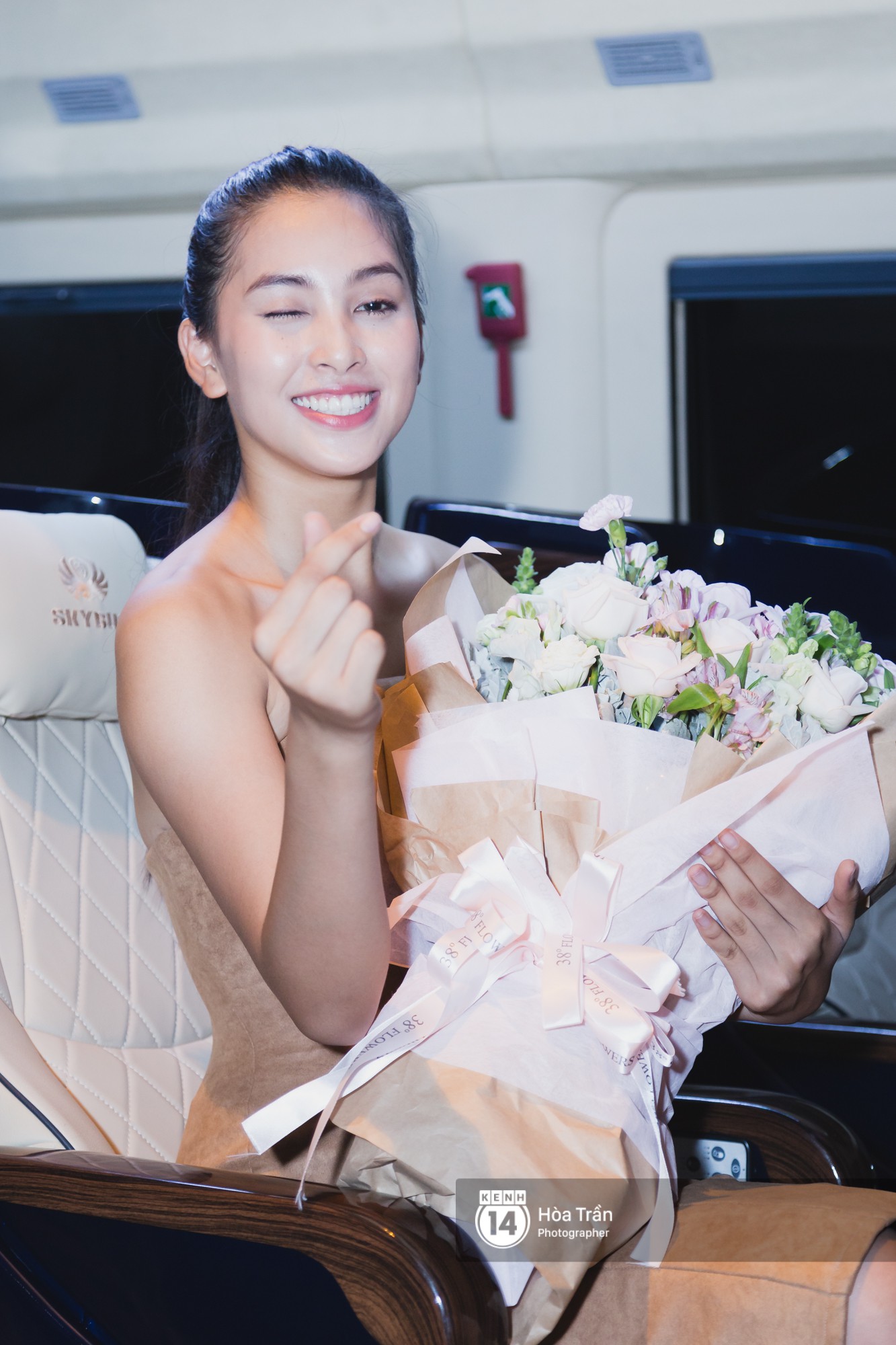 Đỗ Mỹ Linh, Phương Nga và người hâm mộ đón Tiểu Vy trở về từ Miss World-20