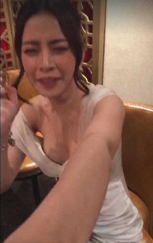 Mặc kệ ai lên án, ngày càng nhiều sao Việt bất chấp với phong cách ngực nhảy ra ngoài!-2