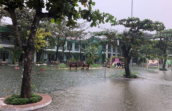 Trường ngập trong nước, học sinh toàn Đà Nẵng nghỉ học-4
