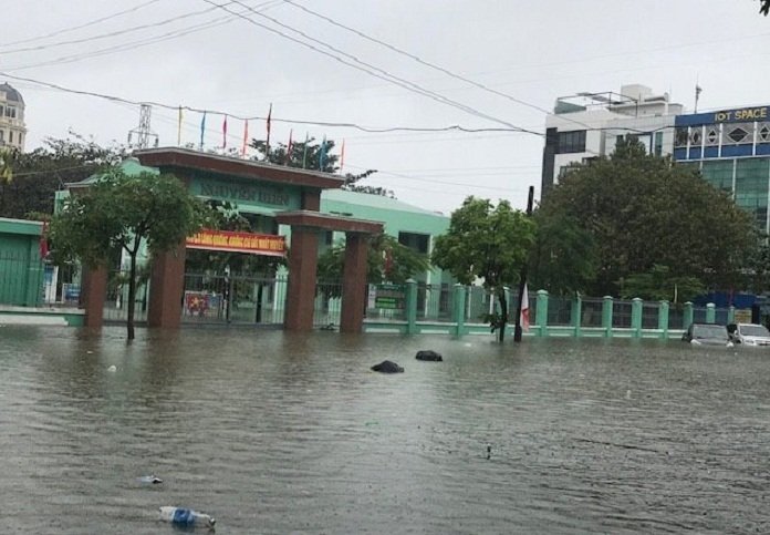 Trường ngập trong nước, học sinh toàn Đà Nẵng nghỉ học-1