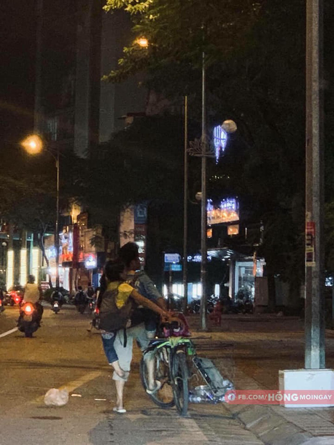 Hai cha con đạp xe, nhặt ve chai khiến người lái ô tô phải đi theo vì một lý do-2