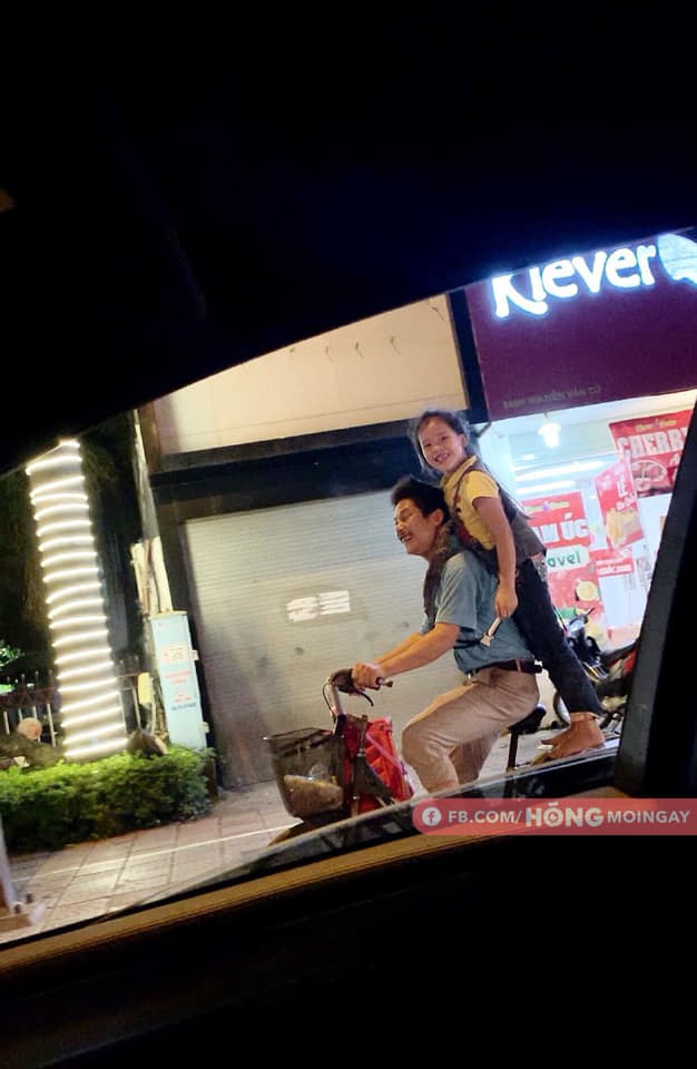 Hai cha con đạp xe, nhặt ve chai khiến người lái ô tô phải đi theo vì một lý do-3