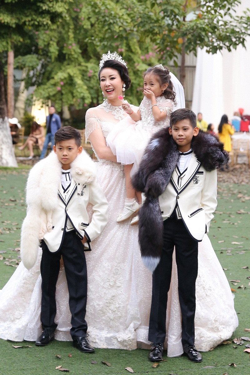 Hà Kiều Anh khoe ba con đẹp như thiên thần-1