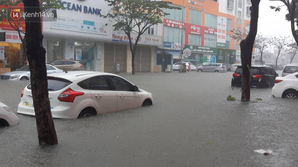 Sinh viên mếu máo nhìn nhà trọ chìm trong biển nước sau trận ngập nghiêm trọng chưa từng có tại Đà Nẵng-1