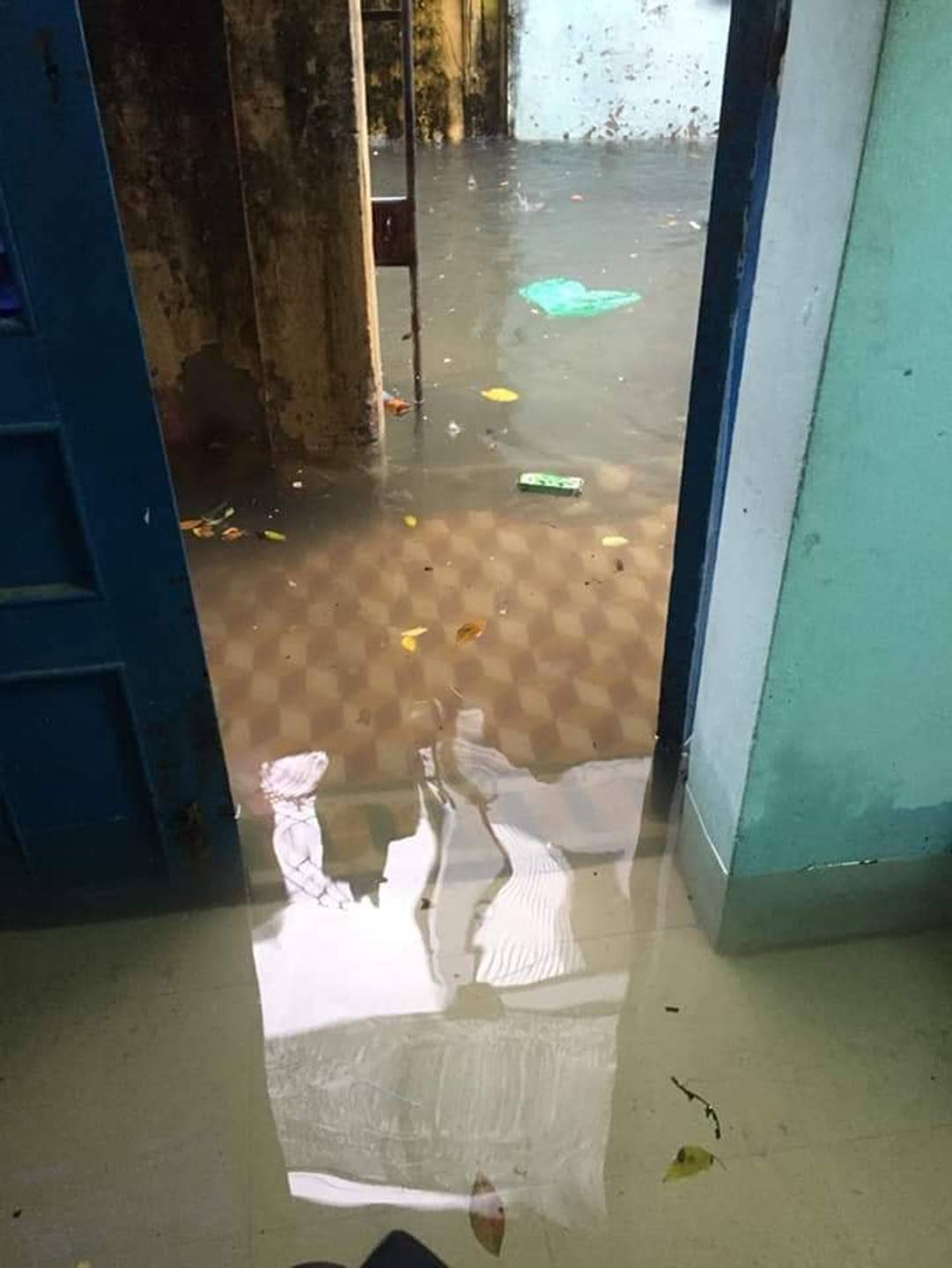 Sinh viên mếu máo nhìn nhà trọ chìm trong biển nước sau trận ngập nghiêm trọng chưa từng có tại Đà Nẵng-2