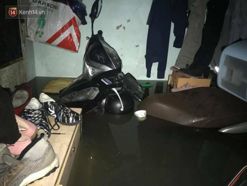 Sinh viên mếu máo nhìn nhà trọ chìm trong biển nước sau trận ngập nghiêm trọng chưa từng có tại Đà Nẵng-4