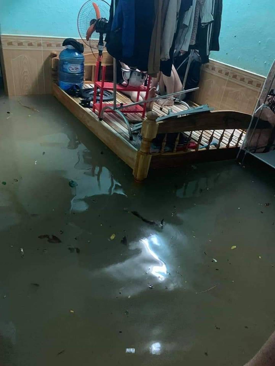 Sinh viên mếu máo nhìn nhà trọ chìm trong biển nước sau trận ngập nghiêm trọng chưa từng có tại Đà Nẵng-5
