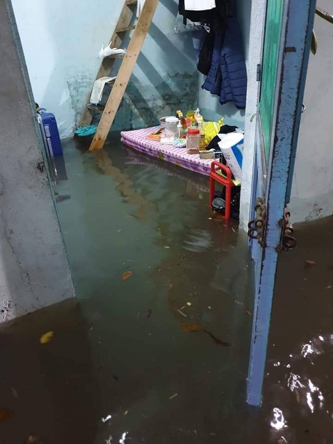 Sinh viên mếu máo nhìn nhà trọ chìm trong biển nước sau trận ngập nghiêm trọng chưa từng có tại Đà Nẵng-6