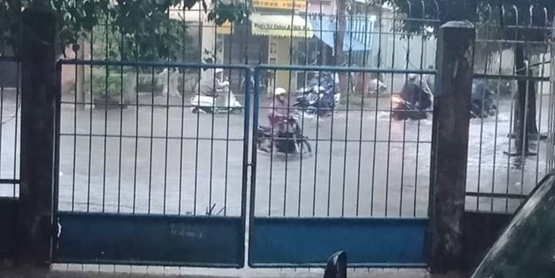 Sinh viên mếu máo nhìn nhà trọ chìm trong biển nước sau trận ngập nghiêm trọng chưa từng có tại Đà Nẵng-7