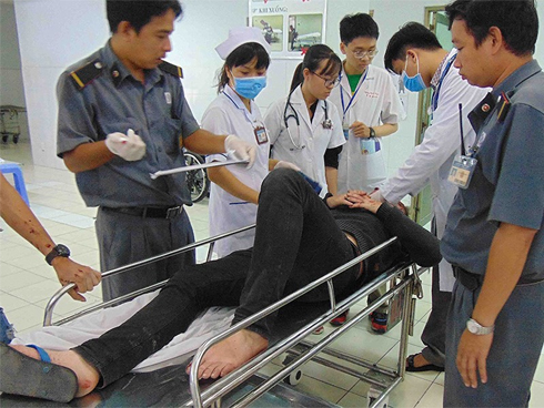 Người thân ngất lịm bên thi thể thanh niên 9X tử vong trên cầu Sài Gòn-4