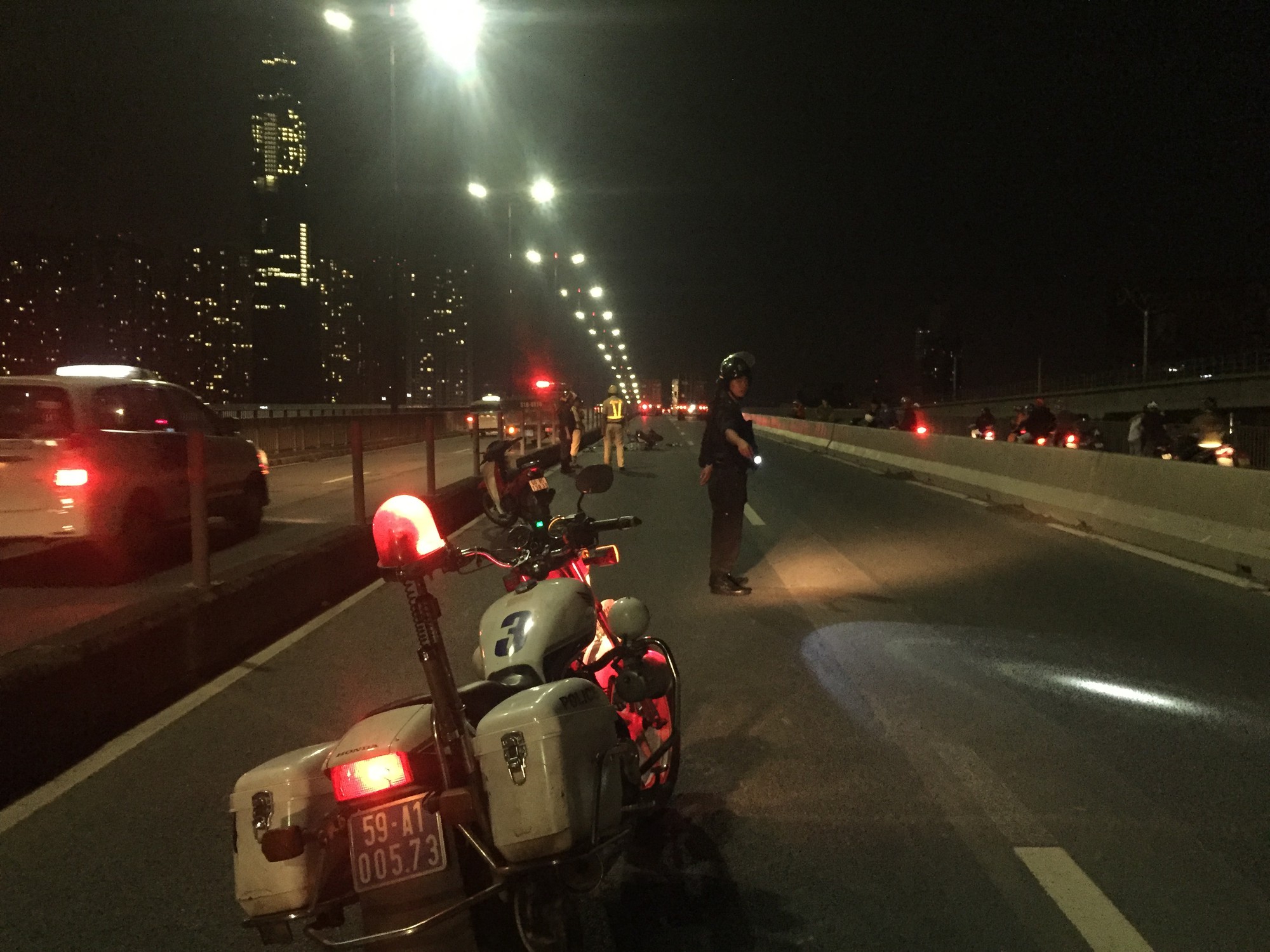 Người thân ngất lịm bên thi thể thanh niên 9X tử vong trên cầu Sài Gòn-1