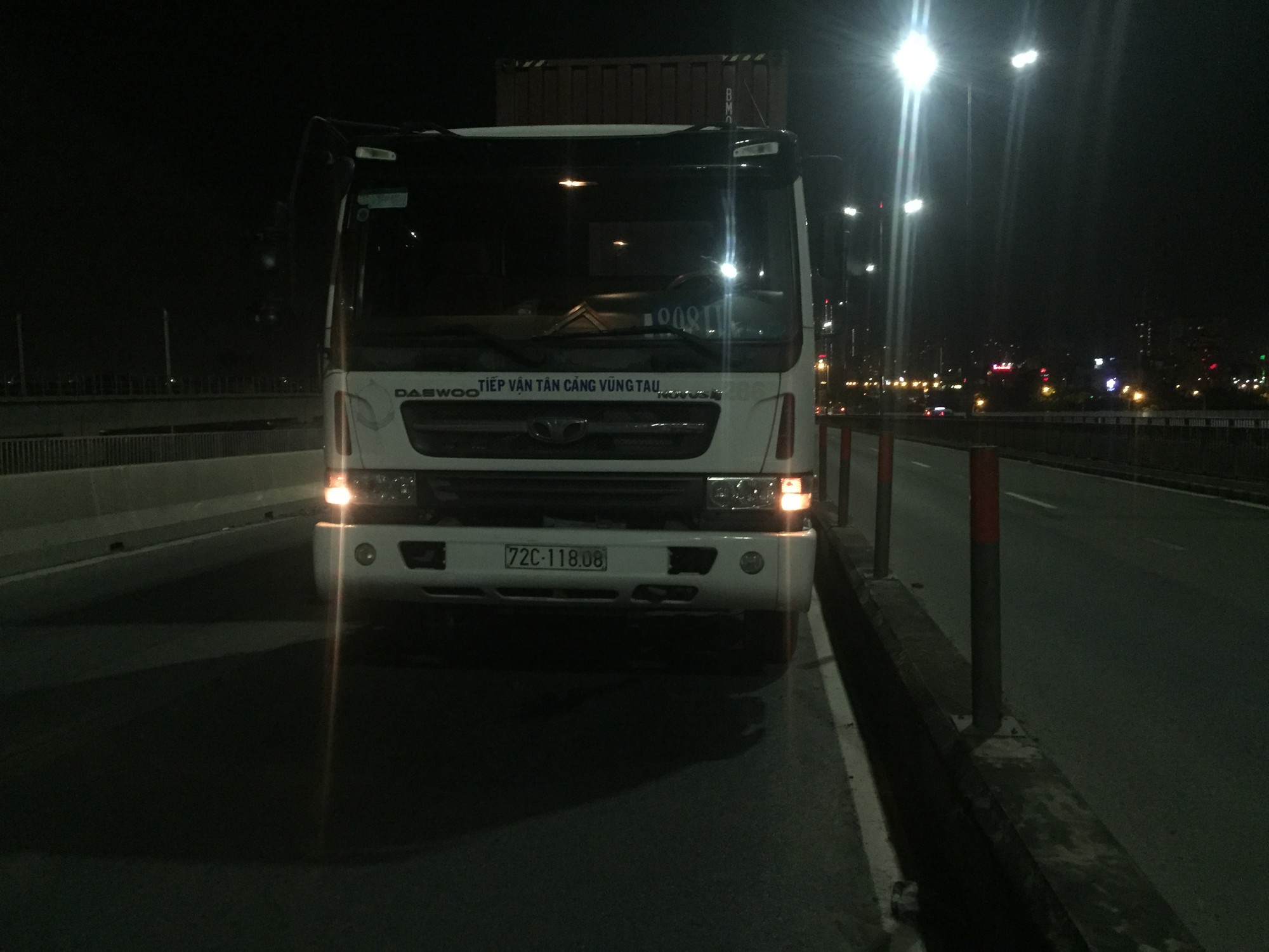 Người thân ngất lịm bên thi thể thanh niên 9X tử vong trên cầu Sài Gòn-2