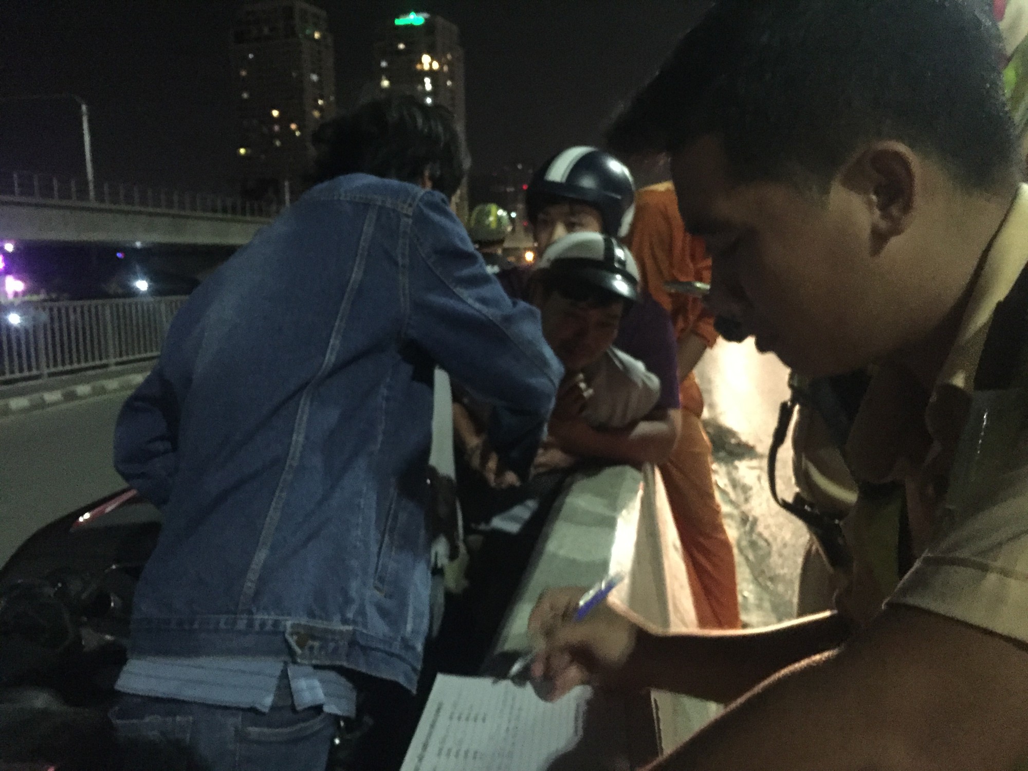 Người thân ngất lịm bên thi thể thanh niên 9X tử vong trên cầu Sài Gòn-3
