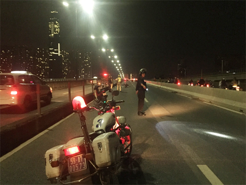 Hà Nội: Nổ bốt điện ngầm khiến 1 xe máy bị hất tung, 1 người bị cháy đen cùng 2 người bị bỏng-2