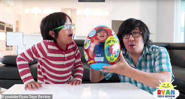 Cậu bé 7 tuổi thu nhập top 10 thế giới nhờ Youtube-4