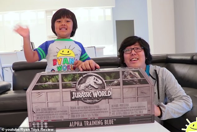 Cậu bé 7 tuổi thu nhập top 10 thế giới nhờ Youtube-3