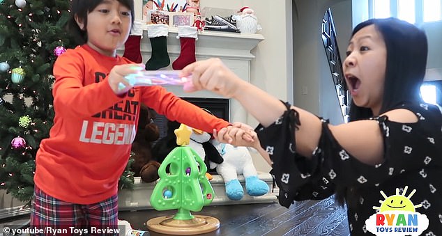 Cậu bé 7 tuổi thu nhập top 10 thế giới nhờ Youtube-6