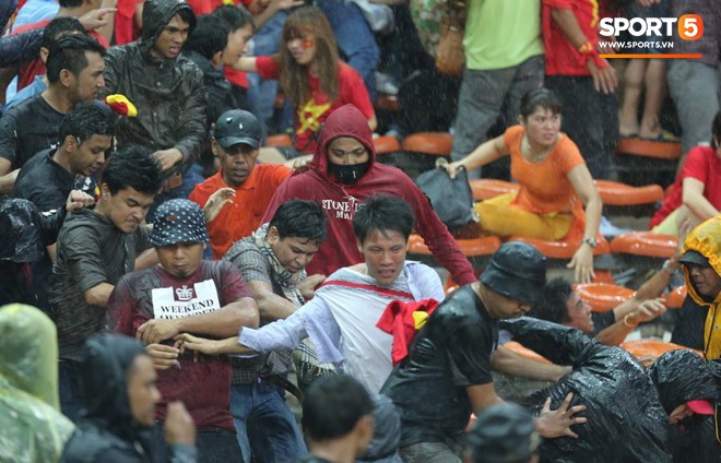 Đêm kinh hoàng: CĐV Malaysia đánh CĐV Việt Nam đổ máu ở AFF Cup 2014-2