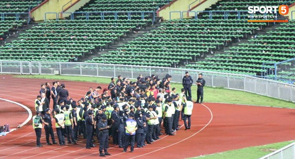 Đêm kinh hoàng: CĐV Malaysia đánh CĐV Việt Nam đổ máu ở AFF Cup 2014-9