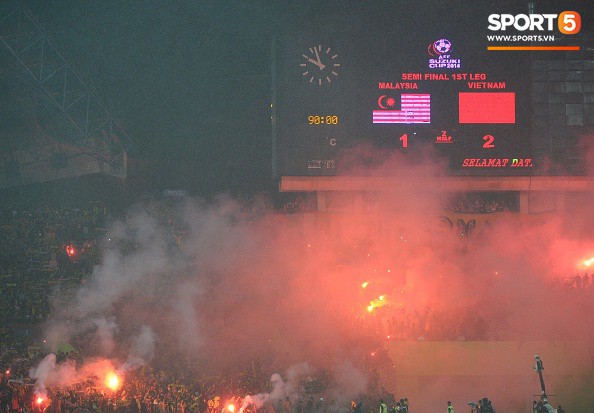 Đêm kinh hoàng: CĐV Malaysia đánh CĐV Việt Nam đổ máu ở AFF Cup 2014-8
