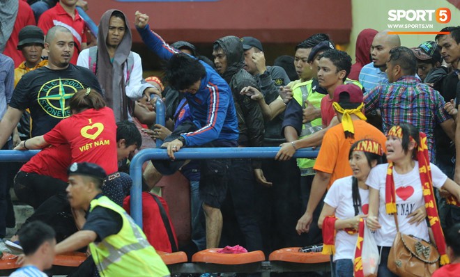 Đêm kinh hoàng: CĐV Malaysia đánh CĐV Việt Nam đổ máu ở AFF Cup 2014-3