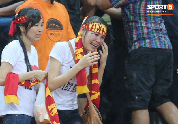 Đêm kinh hoàng: CĐV Malaysia đánh CĐV Việt Nam đổ máu ở AFF Cup 2014-4