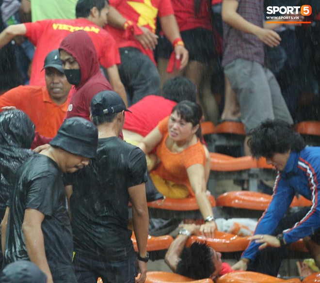 Đêm kinh hoàng: CĐV Malaysia đánh CĐV Việt Nam đổ máu ở AFF Cup 2014-10